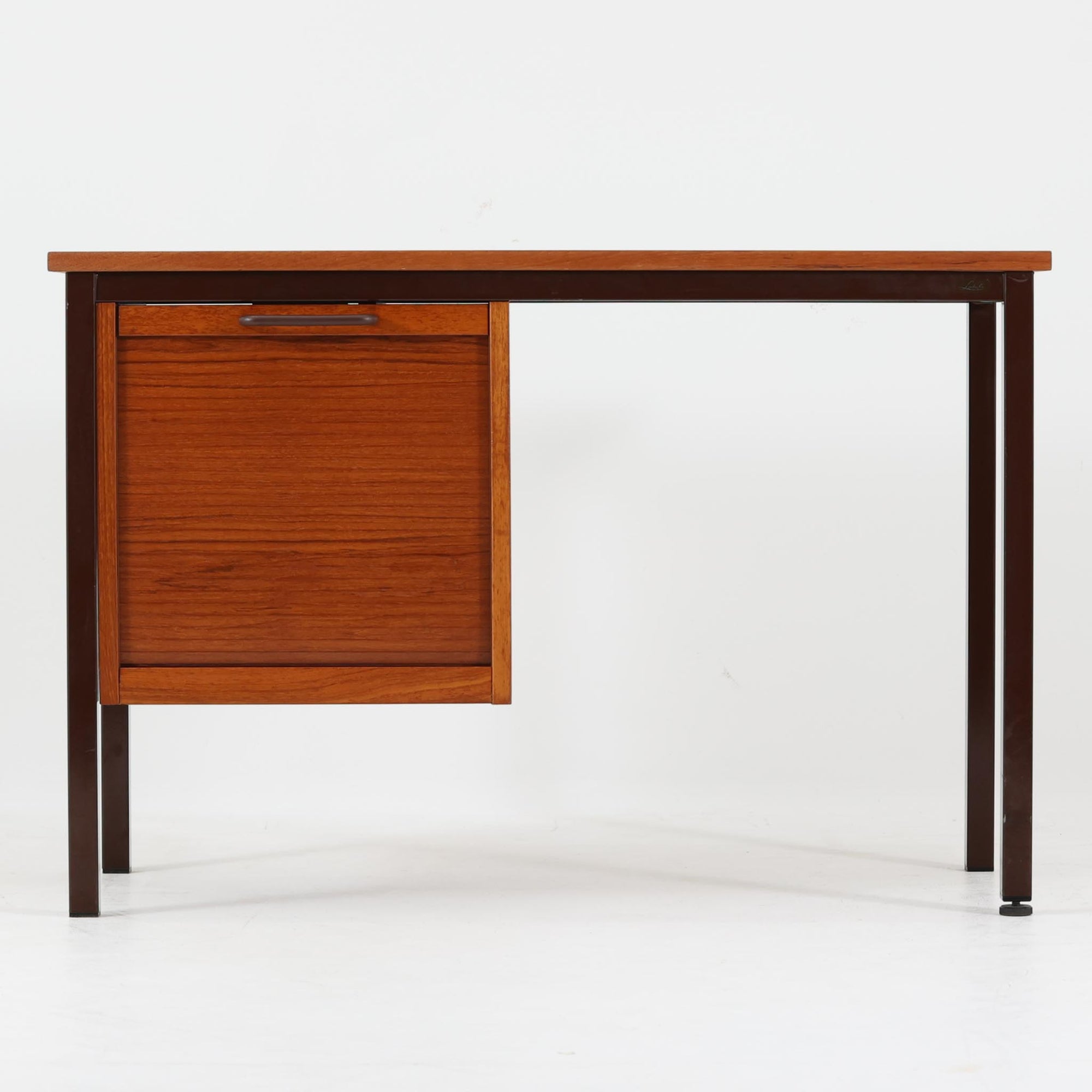 Labofa（ラボファ）によるデンマーク製の片袖デスクです。幅100cmの扱いやすいサイズに、蛇腹扉を備えた片袖収納とシャープなスチール脚を組み合わせた、機能美あふれる北欧デザインが魅力の一台。収納内部には複数のスライドトレイが備えられ、書類や文具、小物を効率よく整理できる実用的な構造です。チーク材ならではの美しい木目と経年で深みを増した艶やかな木肌が、ワークスペースに上質な温もりを添えます。限られた空間にも取り入れやすく、ホームオフィスや書斎、ショップのレジデスクとしても活躍。ビンテージならではの丁寧な造りと希少な蛇腹機構が、空間に洗練された存在感をもたらします。