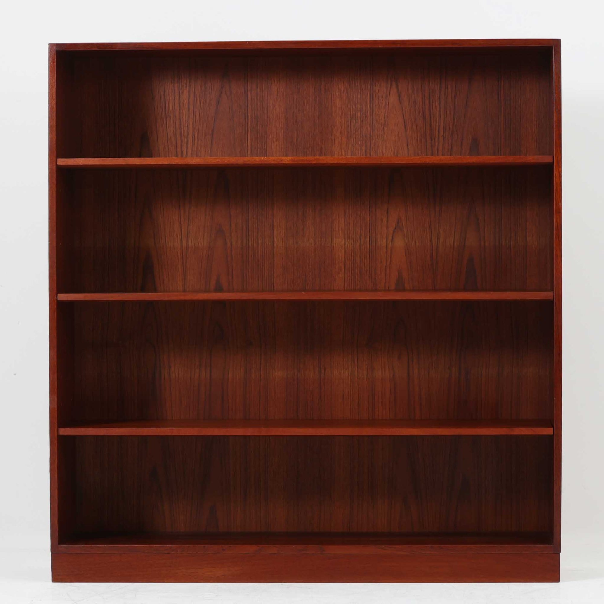 デンマーク製のブックシェルフです。チーク無垢材を贅沢に使用した本体は、力強く美しい木目と深みのある色合いが魅力で、空間に温もりと重厚感をもたらします。シンプルなオープン構造により圧迫感が少なく、書籍はもちろん雑貨やオブジェのディスプレイにも適した実用的な設計。側板には堅牢な組み手が施され、北欧家具らしい職人技を感じさせます。経年変化により一層味わいを増した素材感が、ビンテージならではの存在感を放つ一台です。