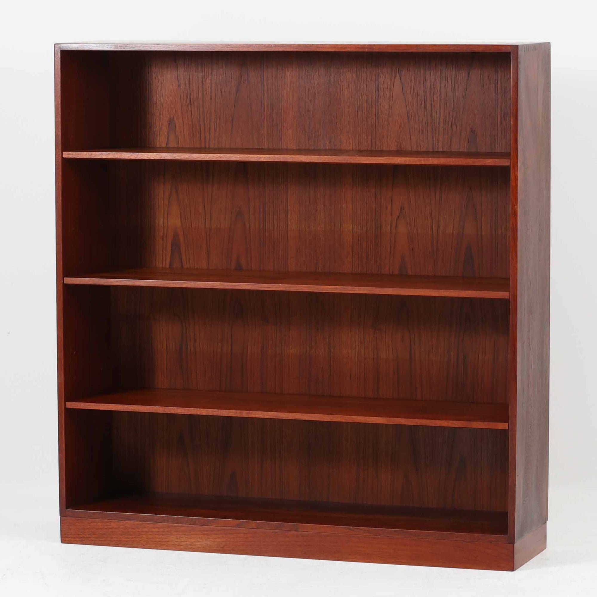 デンマーク製のブックシェルフです。チーク無垢材を贅沢に使用した本体は、力強く美しい木目と深みのある色合いが魅力で、空間に温もりと重厚感をもたらします。シンプルなオープン構造により圧迫感が少なく、書籍はもちろん雑貨やオブジェのディスプレイにも適した実用的な設計。側板には堅牢な組み手が施され、北欧家具らしい職人技を感じさせます。経年変化により一層味わいを増した素材感が、ビンテージならではの存在感を放つ一台です。