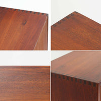 デンマーク製のブックシェルフです。チーク無垢材を贅沢に使用した本体は、力強く美しい木目と深みのある色合いが魅力で、空間に温もりと重厚感をもたらします。シンプルなオープン構造により圧迫感が少なく、書籍はもちろん雑貨やオブジェのディスプレイにも適した実用的な設計。側板には堅牢な組み手が施され、北欧家具らしい職人技を感じさせます。経年変化により一層味わいを増した素材感が、ビンテージならではの存在感を放つ一台です。