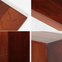 デンマーク製のブックシェルフです。チーク無垢材を贅沢に使用した本体は、力強く美しい木目と深みのある色合いが魅力で、空間に温もりと重厚感をもたらします。シンプルなオープン構造により圧迫感が少なく、書籍はもちろん雑貨やオブジェのディスプレイにも適した実用的な設計。側板には堅牢な組み手が施され、北欧家具らしい職人技を感じさせます。経年変化により一層味わいを増した素材感が、ビンテージならではの存在感を放つ一台です。