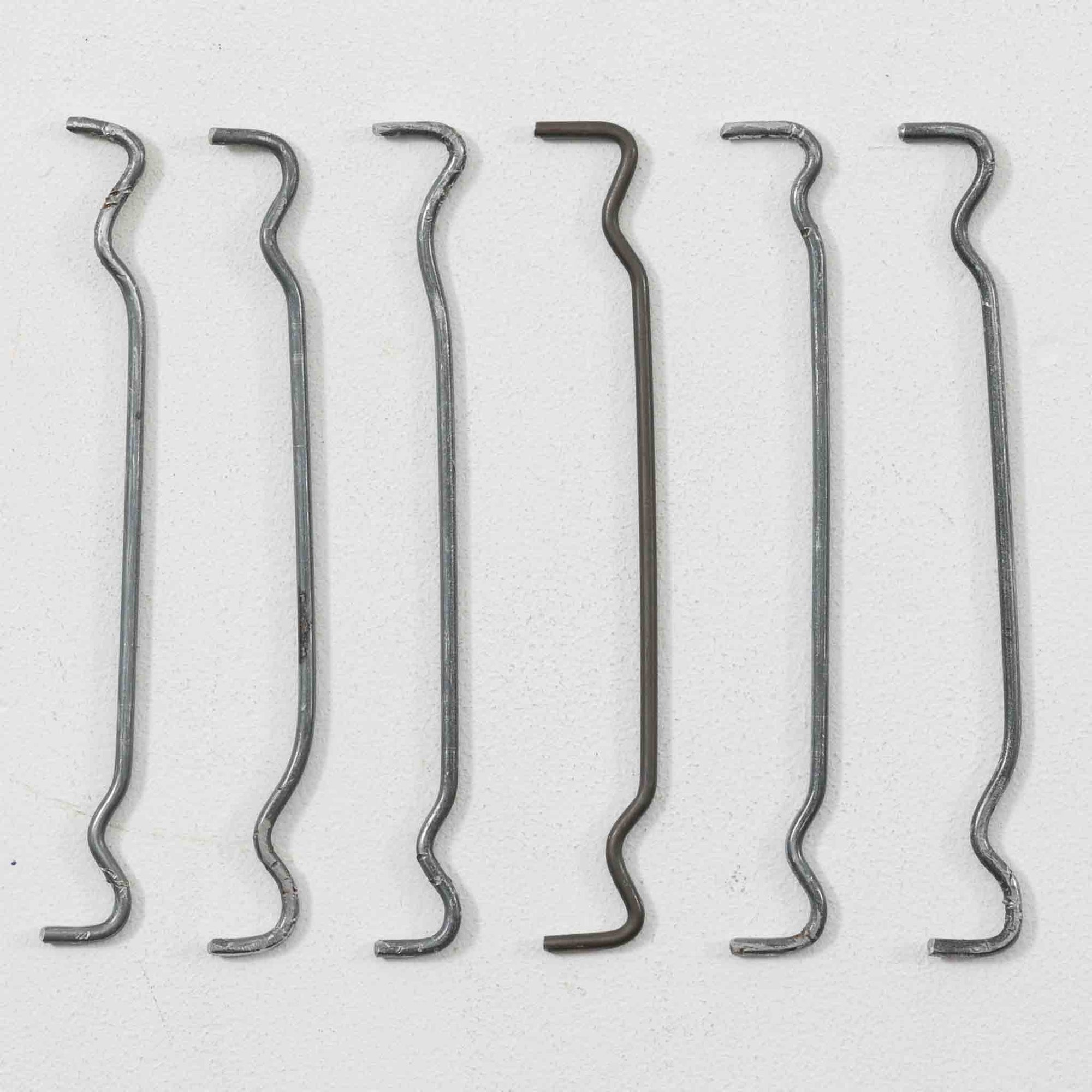 デンマーク製のブックシェルフです。チーク無垢材を贅沢に使用した本体は、力強く美しい木目と深みのある色合いが魅力で、空間に温もりと重厚感をもたらします。シンプルなオープン構造により圧迫感が少なく、書籍はもちろん雑貨やオブジェのディスプレイにも適した実用的な設計。側板には堅牢な組み手が施され、北欧家具らしい職人技を感じさせます。経年変化により一層味わいを増した素材感が、ビンテージならではの存在感を放つ一台です。