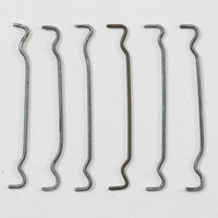 デンマーク製のブックシェルフです。チーク無垢材を贅沢に使用した本体は、力強く美しい木目と深みのある色合いが魅力で、空間に温もりと重厚感をもたらします。シンプルなオープン構造により圧迫感が少なく、書籍はもちろん雑貨やオブジェのディスプレイにも適した実用的な設計。側板には堅牢な組み手が施され、北欧家具らしい職人技を感じさせます。経年変化により一層味わいを増した素材感が、ビンテージならではの存在感を放つ一台です。