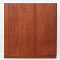 デンマーク製のブックシェルフです。チーク無垢材を贅沢に使用した本体は、力強く美しい木目と深みのある色合いが魅力で、空間に温もりと重厚感をもたらします。シンプルなオープン構造により圧迫感が少なく、書籍はもちろん雑貨やオブジェのディスプレイにも適した実用的な設計。側板には堅牢な組み手が施され、北欧家具らしい職人技を感じさせます。経年変化により一層味わいを増した素材感が、ビンテージならではの存在感を放つ一台です。