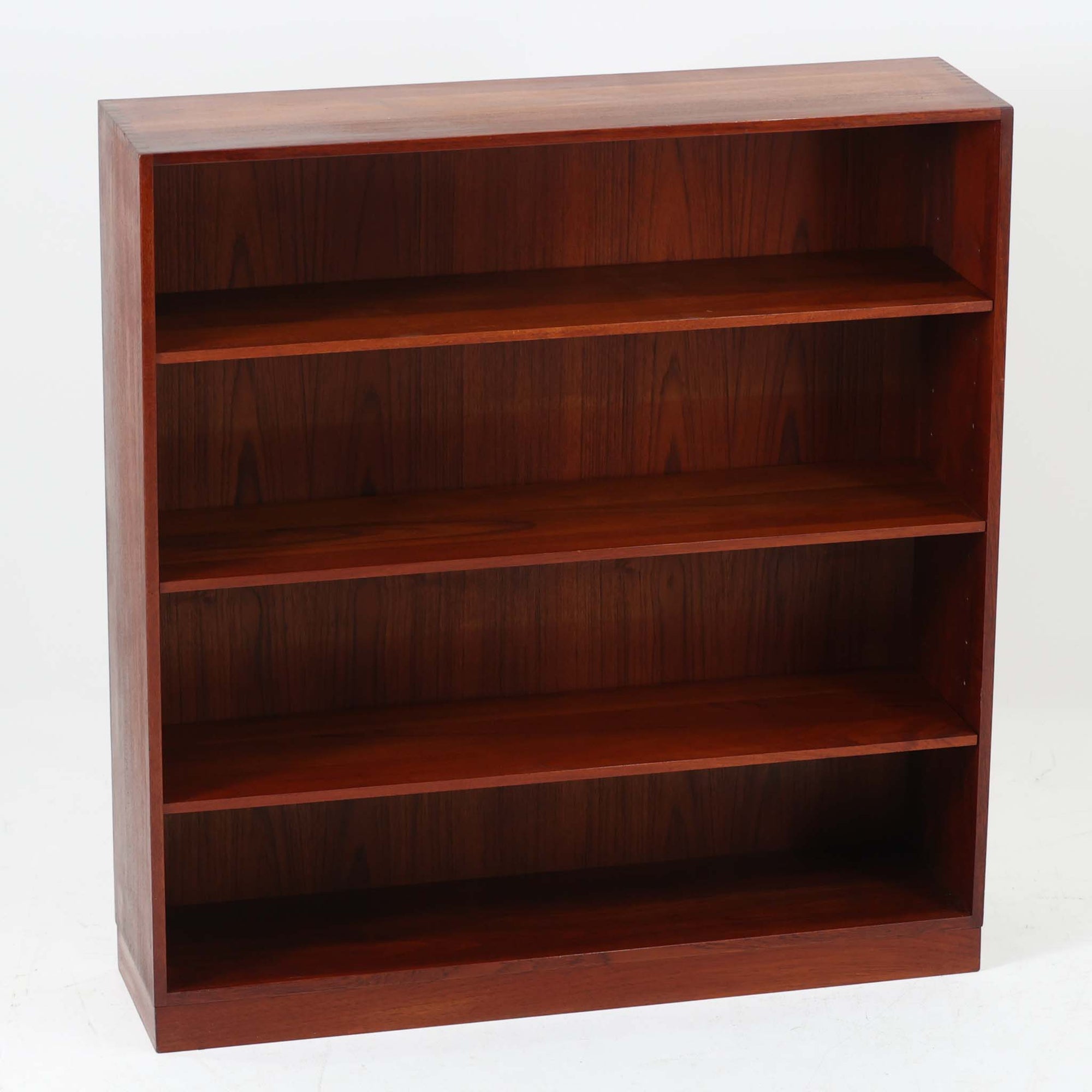 デンマーク製のブックシェルフです。チーク無垢材を贅沢に使用した本体は、力強く美しい木目と深みのある色合いが魅力で、空間に温もりと重厚感をもたらします。シンプルなオープン構造により圧迫感が少なく、書籍はもちろん雑貨やオブジェのディスプレイにも適した実用的な設計。側板には堅牢な組み手が施され、北欧家具らしい職人技を感じさせます。経年変化により一層味わいを増した素材感が、ビンテージならではの存在感を放つ一台です。