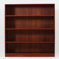 デンマーク製のブックシェルフです。チーク無垢材を贅沢に使用した本体は、力強く美しい木目と深みのある色合いが魅力で、空間に温もりと重厚感をもたらします。シンプルなオープン構造により圧迫感が少なく、書籍はもちろん雑貨やオブジェのディスプレイにも適した実用的な設計。側板には堅牢な組み手が施され、北欧家具らしい職人技を感じさせます。経年変化により一層味わいを増した素材感が、ビンテージならではの存在感を放つ一台です。