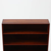 デンマーク製のブックシェルフです。チーク無垢材を贅沢に使用した本体は、力強く美しい木目と深みのある色合いが魅力で、空間に温もりと重厚感をもたらします。シンプルなオープン構造により圧迫感が少なく、書籍はもちろん雑貨やオブジェのディスプレイにも適した実用的な設計。側板には堅牢な組み手が施され、北欧家具らしい職人技を感じさせます。経年変化により一層味わいを増した素材感が、ビンテージならではの存在感を放つ一台です。