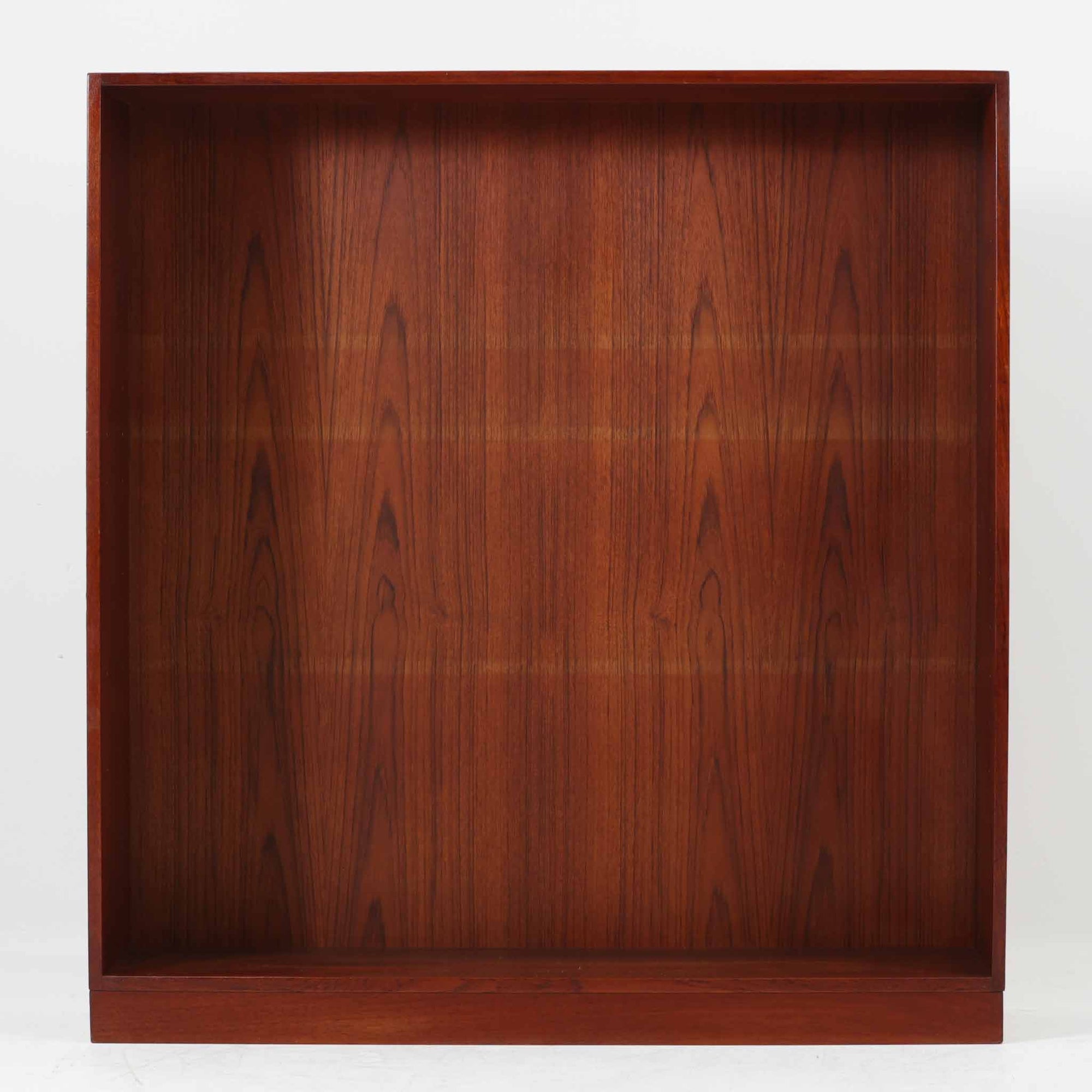 デンマーク製のブックシェルフです。チーク無垢材を贅沢に使用した本体は、力強く美しい木目と深みのある色合いが魅力で、空間に温もりと重厚感をもたらします。シンプルなオープン構造により圧迫感が少なく、書籍はもちろん雑貨やオブジェのディスプレイにも適した実用的な設計。側板には堅牢な組み手が施され、北欧家具らしい職人技を感じさせます。経年変化により一層味わいを増した素材感が、ビンテージならではの存在感を放つ一台です。