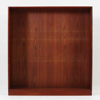 デンマーク製のブックシェルフです。チーク無垢材を贅沢に使用した本体は、力強く美しい木目と深みのある色合いが魅力で、空間に温もりと重厚感をもたらします。シンプルなオープン構造により圧迫感が少なく、書籍はもちろん雑貨やオブジェのディスプレイにも適した実用的な設計。側板には堅牢な組み手が施され、北欧家具らしい職人技を感じさせます。経年変化により一層味わいを増した素材感が、ビンテージならではの存在感を放つ一台です。