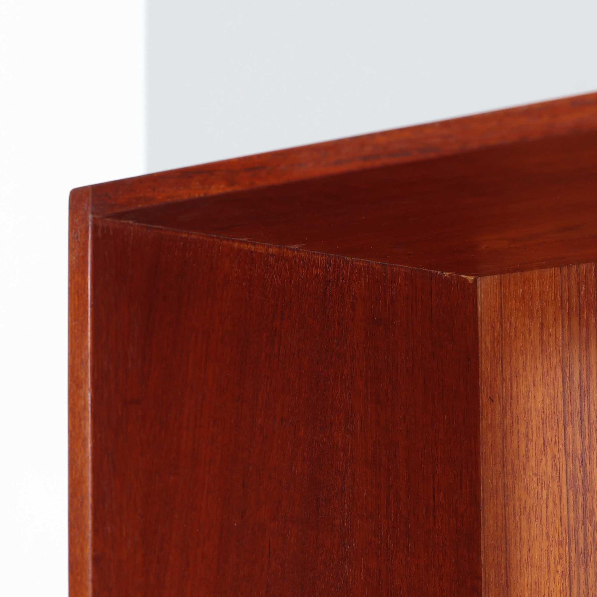 デンマーク製のブックシェルフです。チーク無垢材を贅沢に使用した本体は、力強く美しい木目と深みのある色合いが魅力で、空間に温もりと重厚感をもたらします。シンプルなオープン構造により圧迫感が少なく、書籍はもちろん雑貨やオブジェのディスプレイにも適した実用的な設計。側板には堅牢な組み手が施され、北欧家具らしい職人技を感じさせます。経年変化により一層味わいを増した素材感が、ビンテージならではの存在感を放つ一台です。