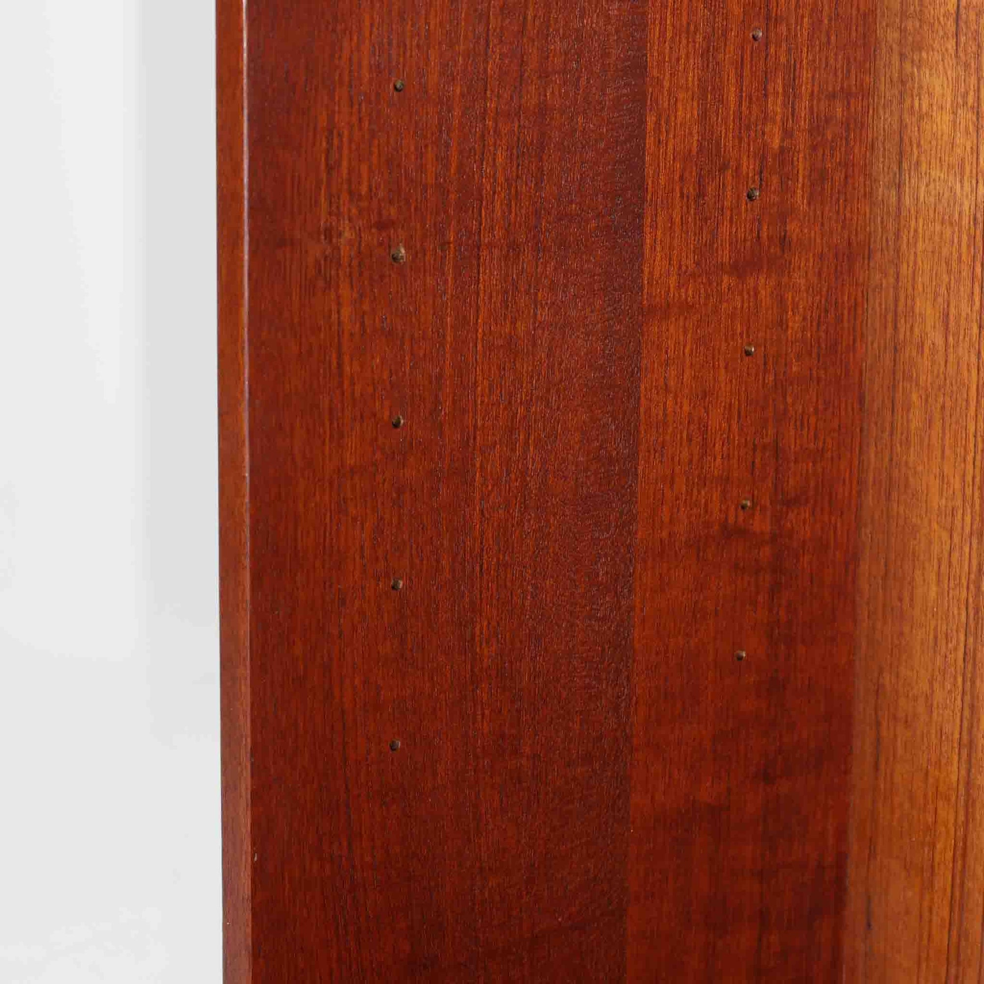 デンマーク製のブックシェルフです。チーク無垢材を贅沢に使用した本体は、力強く美しい木目と深みのある色合いが魅力で、空間に温もりと重厚感をもたらします。シンプルなオープン構造により圧迫感が少なく、書籍はもちろん雑貨やオブジェのディスプレイにも適した実用的な設計。側板には堅牢な組み手が施され、北欧家具らしい職人技を感じさせます。経年変化により一層味わいを増した素材感が、ビンテージならではの存在感を放つ一台です。