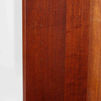 デンマーク製のブックシェルフです。チーク無垢材を贅沢に使用した本体は、力強く美しい木目と深みのある色合いが魅力で、空間に温もりと重厚感をもたらします。シンプルなオープン構造により圧迫感が少なく、書籍はもちろん雑貨やオブジェのディスプレイにも適した実用的な設計。側板には堅牢な組み手が施され、北欧家具らしい職人技を感じさせます。経年変化により一層味わいを増した素材感が、ビンテージならではの存在感を放つ一台です。