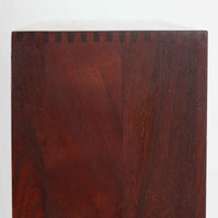 デンマーク製のブックシェルフです。チーク無垢材を贅沢に使用した本体は、力強く美しい木目と深みのある色合いが魅力で、空間に温もりと重厚感をもたらします。シンプルなオープン構造により圧迫感が少なく、書籍はもちろん雑貨やオブジェのディスプレイにも適した実用的な設計。側板には堅牢な組み手が施され、北欧家具らしい職人技を感じさせます。経年変化により一層味わいを増した素材感が、ビンテージならではの存在感を放つ一台です。