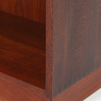 デンマーク製のブックシェルフです。チーク無垢材を贅沢に使用した本体は、力強く美しい木目と深みのある色合いが魅力で、空間に温もりと重厚感をもたらします。シンプルなオープン構造により圧迫感が少なく、書籍はもちろん雑貨やオブジェのディスプレイにも適した実用的な設計。側板には堅牢な組み手が施され、北欧家具らしい職人技を感じさせます。経年変化により一層味わいを増した素材感が、ビンテージならではの存在感を放つ一台です。