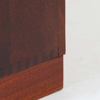 デンマーク製のブックシェルフです。チーク無垢材を贅沢に使用した本体は、力強く美しい木目と深みのある色合いが魅力で、空間に温もりと重厚感をもたらします。シンプルなオープン構造により圧迫感が少なく、書籍はもちろん雑貨やオブジェのディスプレイにも適した実用的な設計。側板には堅牢な組み手が施され、北欧家具らしい職人技を感じさせます。経年変化により一層味わいを増した素材感が、ビンテージならではの存在感を放つ一台です。