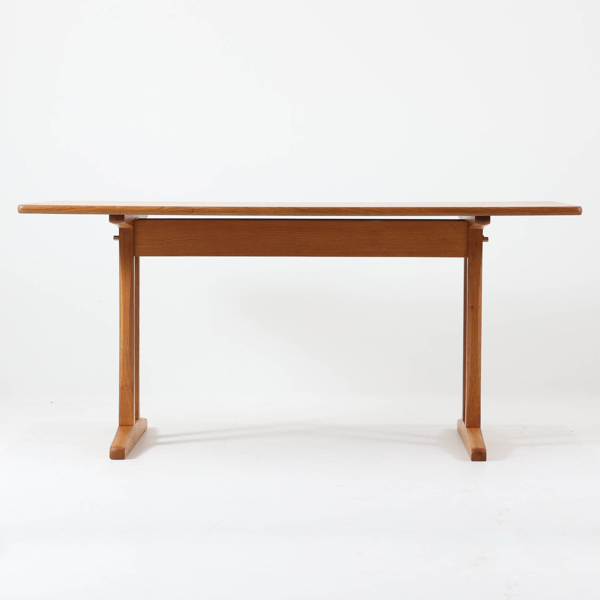 Borge Mogensenがデザインし、FDB Moblerが製作したダイニングテーブル「C18」です。オーク材を使用した天板は、明るく素朴な木目とやさしい質感が魅力で、北欧らしい温かみのある空間を演出します。T字型の脚部構造により安定感を確保しつつ、足元にゆとりを生む機能的な設計も特徴。天板は幅160cmとゆったりしたサイズ感で、ご家族での食事や来客時にも対応できる実用性の高い一台です。シンプルで飽きのこないフォルムは様々なチェアと調和し、長く愛用できる北欧ビンテージ家具ならではの魅力を備えています。