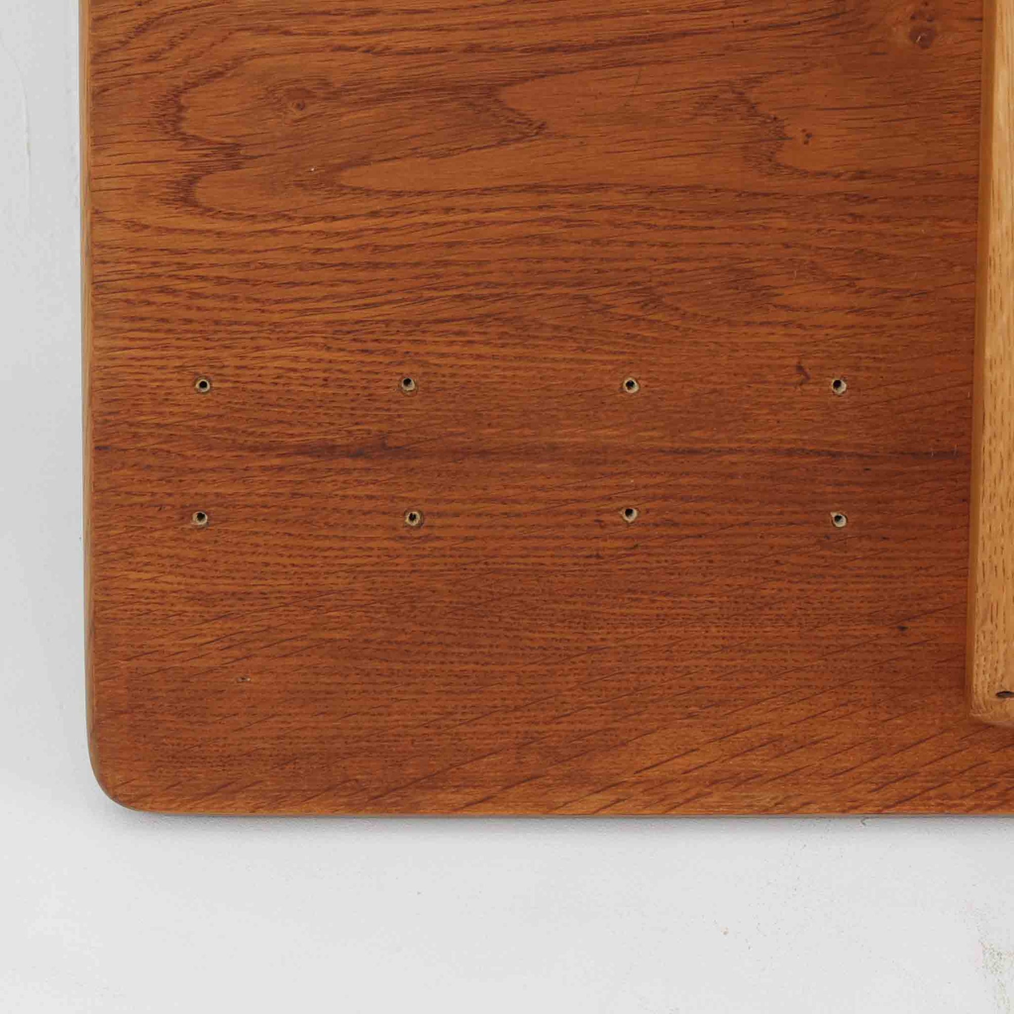 Borge Mogensenがデザインし、FDB Moblerが製作したダイニングテーブル「C18」です。オーク材を使用した天板は、明るく素朴な木目とやさしい質感が魅力で、北欧らしい温かみのある空間を演出します。T字型の脚部構造により安定感を確保しつつ、足元にゆとりを生む機能的な設計も特徴。天板は幅160cmとゆったりしたサイズ感で、ご家族での食事や来客時にも対応できる実用性の高い一台です。シンプルで飽きのこないフォルムは様々なチェアと調和し、長く愛用できる北欧ビンテージ家具ならではの魅力を備えています。