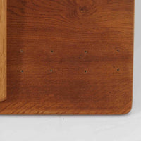 Borge Mogensenがデザインし、FDB Moblerが製作したダイニングテーブル「C18」です。オーク材を使用した天板は、明るく素朴な木目とやさしい質感が魅力で、北欧らしい温かみのある空間を演出します。T字型の脚部構造により安定感を確保しつつ、足元にゆとりを生む機能的な設計も特徴。天板は幅160cmとゆったりしたサイズ感で、ご家族での食事や来客時にも対応できる実用性の高い一台です。シンプルで飽きのこないフォルムは様々なチェアと調和し、長く愛用できる北欧ビンテージ家具ならではの魅力を備えています。