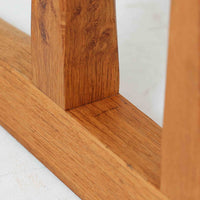 Borge Mogensenがデザインし、FDB Moblerが製作したダイニングテーブル「C18」です。オーク材を使用した天板は、明るく素朴な木目とやさしい質感が魅力で、北欧らしい温かみのある空間を演出します。T字型の脚部構造により安定感を確保しつつ、足元にゆとりを生む機能的な設計も特徴。天板は幅160cmとゆったりしたサイズ感で、ご家族での食事や来客時にも対応できる実用性の高い一台です。シンプルで飽きのこないフォルムは様々なチェアと調和し、長く愛用できる北欧ビンテージ家具ならではの魅力を備えています。