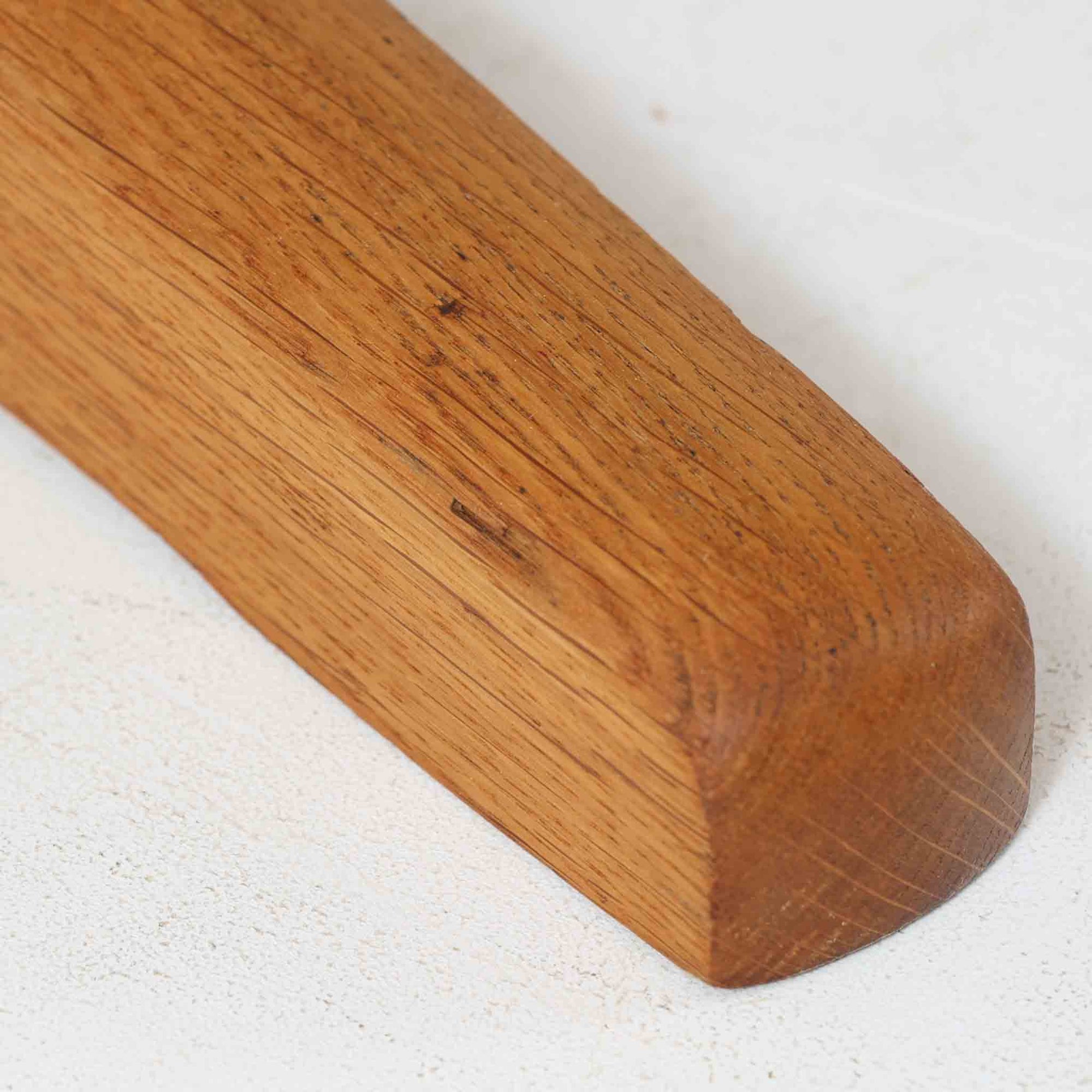 Borge Mogensenがデザインし、FDB Moblerが製作したダイニングテーブル「C18」です。オーク材を使用した天板は、明るく素朴な木目とやさしい質感が魅力で、北欧らしい温かみのある空間を演出します。T字型の脚部構造により安定感を確保しつつ、足元にゆとりを生む機能的な設計も特徴。天板は幅160cmとゆったりしたサイズ感で、ご家族での食事や来客時にも対応できる実用性の高い一台です。シンプルで飽きのこないフォルムは様々なチェアと調和し、長く愛用できる北欧ビンテージ家具ならではの魅力を備えています。