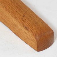 Borge Mogensenがデザインし、FDB Moblerが製作したダイニングテーブル「C18」です。オーク材を使用した天板は、明るく素朴な木目とやさしい質感が魅力で、北欧らしい温かみのある空間を演出します。T字型の脚部構造により安定感を確保しつつ、足元にゆとりを生む機能的な設計も特徴。天板は幅160cmとゆったりしたサイズ感で、ご家族での食事や来客時にも対応できる実用性の高い一台です。シンプルで飽きのこないフォルムは様々なチェアと調和し、長く愛用できる北欧ビンテージ家具ならではの魅力を備えています。