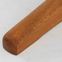 Borge Mogensenがデザインし、FDB Moblerが製作したダイニングテーブル「C18」です。オーク材を使用した天板は、明るく素朴な木目とやさしい質感が魅力で、北欧らしい温かみのある空間を演出します。T字型の脚部構造により安定感を確保しつつ、足元にゆとりを生む機能的な設計も特徴。天板は幅160cmとゆったりしたサイズ感で、ご家族での食事や来客時にも対応できる実用性の高い一台です。シンプルで飽きのこないフォルムは様々なチェアと調和し、長く愛用できる北欧ビンテージ家具ならではの魅力を備えています。