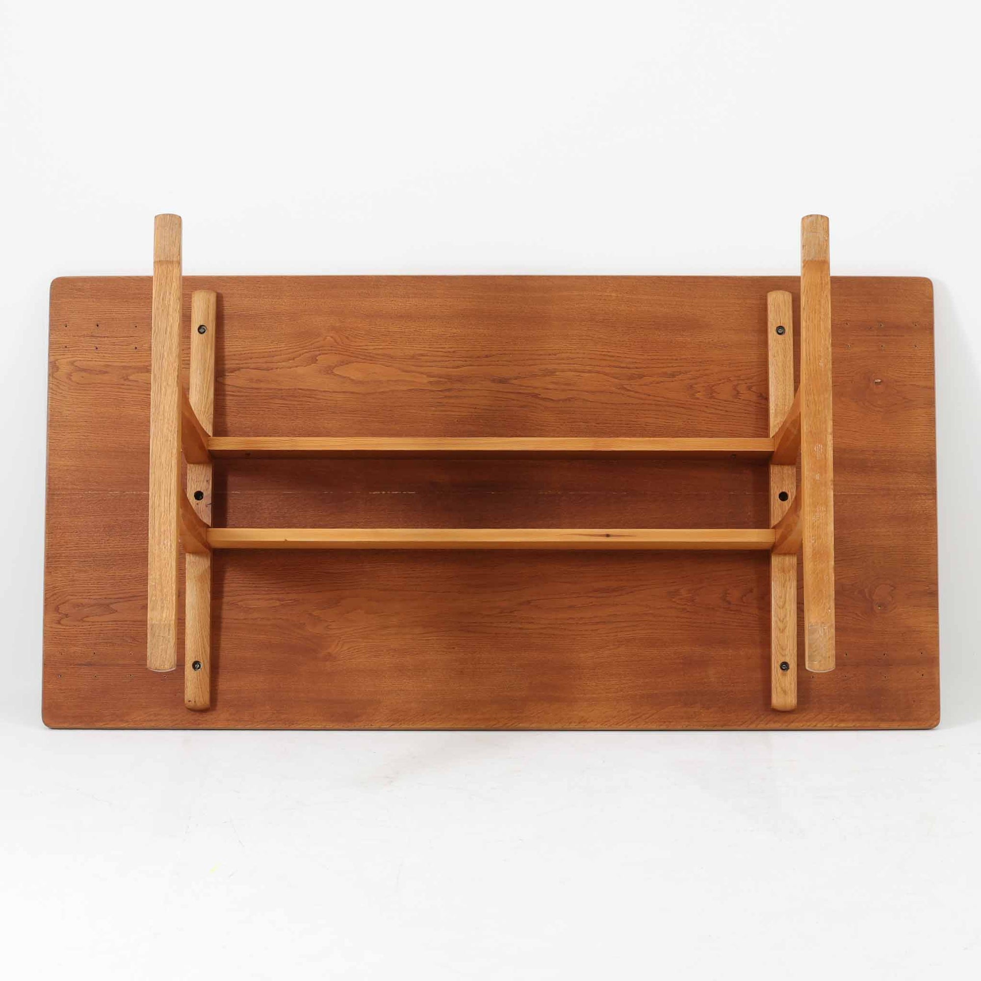 Borge Mogensenがデザインし、FDB Moblerが製作したダイニングテーブル「C18」です。オーク材を使用した天板は、明るく素朴な木目とやさしい質感が魅力で、北欧らしい温かみのある空間を演出します。T字型の脚部構造により安定感を確保しつつ、足元にゆとりを生む機能的な設計も特徴。天板は幅160cmとゆったりしたサイズ感で、ご家族での食事や来客時にも対応できる実用性の高い一台です。シンプルで飽きのこないフォルムは様々なチェアと調和し、長く愛用できる北欧ビンテージ家具ならではの魅力を備えています。