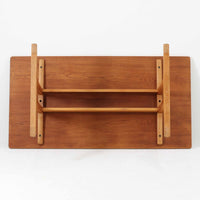 Borge Mogensenがデザインし、FDB Moblerが製作したダイニングテーブル「C18」です。オーク材を使用した天板は、明るく素朴な木目とやさしい質感が魅力で、北欧らしい温かみのある空間を演出します。T字型の脚部構造により安定感を確保しつつ、足元にゆとりを生む機能的な設計も特徴。天板は幅160cmとゆったりしたサイズ感で、ご家族での食事や来客時にも対応できる実用性の高い一台です。シンプルで飽きのこないフォルムは様々なチェアと調和し、長く愛用できる北欧ビンテージ家具ならではの魅力を備えています。