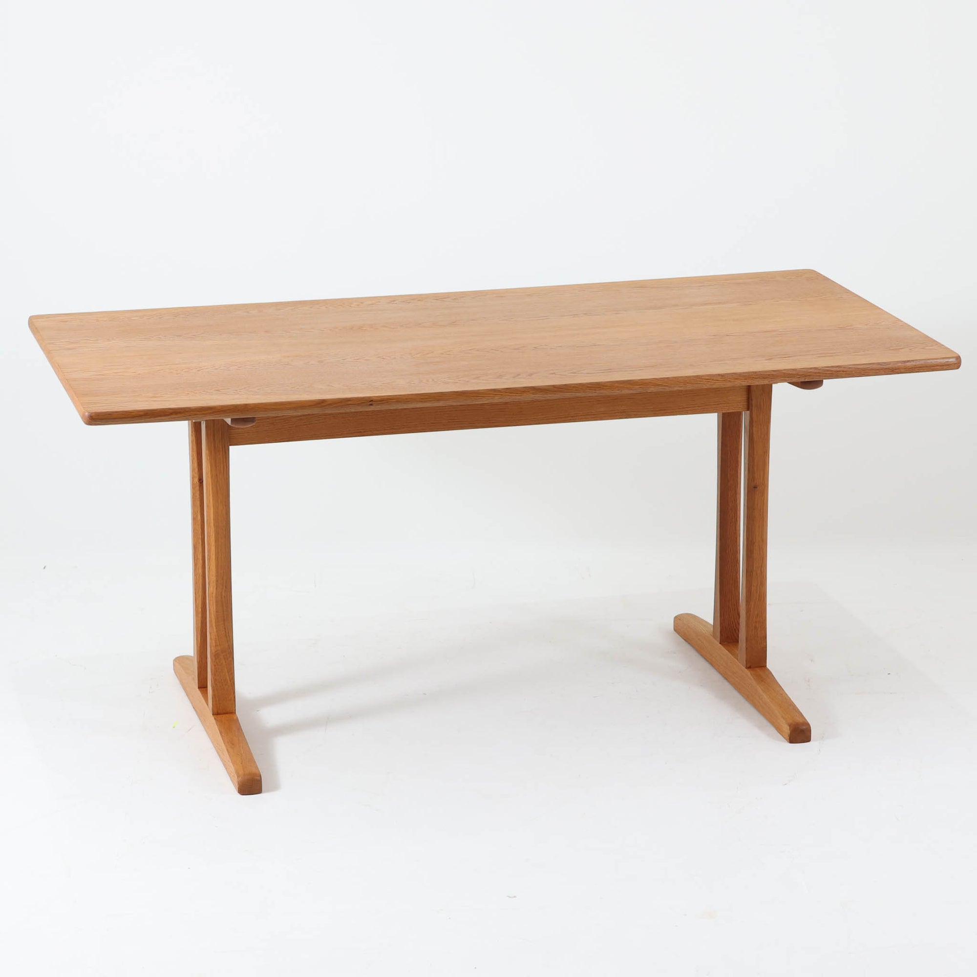 Borge Mogensenがデザインし、FDB Moblerが製作したダイニングテーブル「C18」です。オーク材を使用した天板は、明るく素朴な木目とやさしい質感が魅力で、北欧らしい温かみのある空間を演出します。T字型の脚部構造により安定感を確保しつつ、足元にゆとりを生む機能的な設計も特徴。天板は幅160cmとゆったりしたサイズ感で、ご家族での食事や来客時にも対応できる実用性の高い一台です。シンプルで飽きのこないフォルムは様々なチェアと調和し、長く愛用できる北欧ビンテージ家具ならではの魅力を備えています。