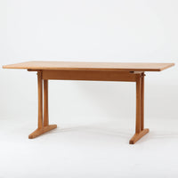 Borge Mogensenがデザインし、FDB Moblerが製作したダイニングテーブル「C18」です。オーク材を使用した天板は、明るく素朴な木目とやさしい質感が魅力で、北欧らしい温かみのある空間を演出します。T字型の脚部構造により安定感を確保しつつ、足元にゆとりを生む機能的な設計も特徴。天板は幅160cmとゆったりしたサイズ感で、ご家族での食事や来客時にも対応できる実用性の高い一台です。シンプルで飽きのこないフォルムは様々なチェアと調和し、長く愛用できる北欧ビンテージ家具ならではの魅力を備えています。