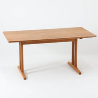 Borge Mogensenがデザインし、FDB Moblerが製作したダイニングテーブル「C18」です。オーク材を使用した天板は、明るく素朴な木目とやさしい質感が魅力で、北欧らしい温かみのある空間を演出します。T字型の脚部構造により安定感を確保しつつ、足元にゆとりを生む機能的な設計も特徴。天板は幅160cmとゆったりしたサイズ感で、ご家族での食事や来客時にも対応できる実用性の高い一台です。シンプルで飽きのこないフォルムは様々なチェアと調和し、長く愛用できる北欧ビンテージ家具ならではの魅力を備えています。