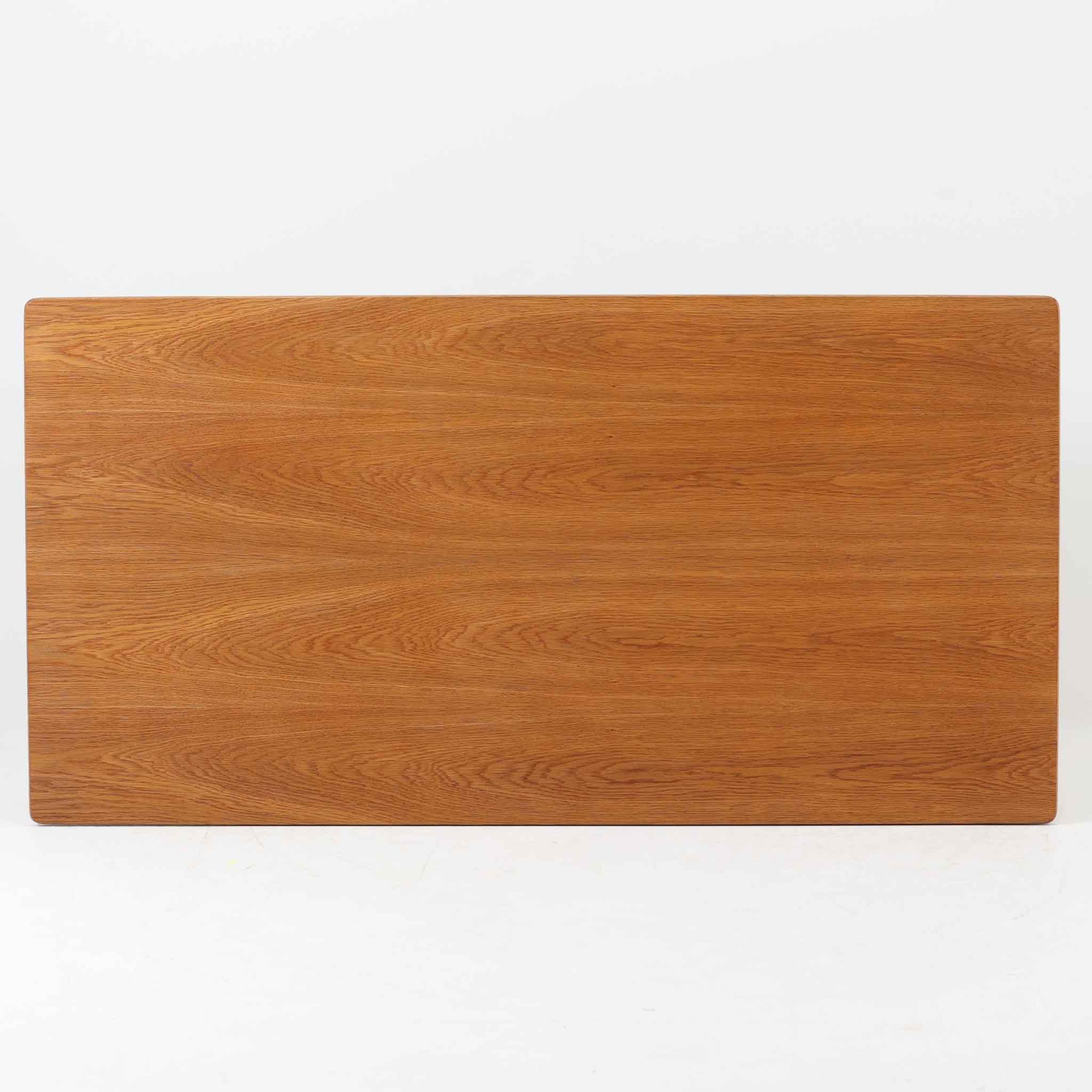 Borge Mogensenがデザインし、FDB Moblerが製作したダイニングテーブル「C18」です。オーク材を使用した天板は、明るく素朴な木目とやさしい質感が魅力で、北欧らしい温かみのある空間を演出します。T字型の脚部構造により安定感を確保しつつ、足元にゆとりを生む機能的な設計も特徴。天板は幅160cmとゆったりしたサイズ感で、ご家族での食事や来客時にも対応できる実用性の高い一台です。シンプルで飽きのこないフォルムは様々なチェアと調和し、長く愛用できる北欧ビンテージ家具ならではの魅力を備えています。