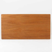 Borge Mogensenがデザインし、FDB Moblerが製作したダイニングテーブル「C18」です。オーク材を使用した天板は、明るく素朴な木目とやさしい質感が魅力で、北欧らしい温かみのある空間を演出します。T字型の脚部構造により安定感を確保しつつ、足元にゆとりを生む機能的な設計も特徴。天板は幅160cmとゆったりしたサイズ感で、ご家族での食事や来客時にも対応できる実用性の高い一台です。シンプルで飽きのこないフォルムは様々なチェアと調和し、長く愛用できる北欧ビンテージ家具ならではの魅力を備えています。