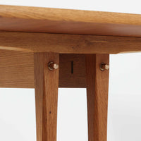 Borge Mogensenがデザインし、FDB Moblerが製作したダイニングテーブル「C18」です。オーク材を使用した天板は、明るく素朴な木目とやさしい質感が魅力で、北欧らしい温かみのある空間を演出します。T字型の脚部構造により安定感を確保しつつ、足元にゆとりを生む機能的な設計も特徴。天板は幅160cmとゆったりしたサイズ感で、ご家族での食事や来客時にも対応できる実用性の高い一台です。シンプルで飽きのこないフォルムは様々なチェアと調和し、長く愛用できる北欧ビンテージ家具ならではの魅力を備えています。