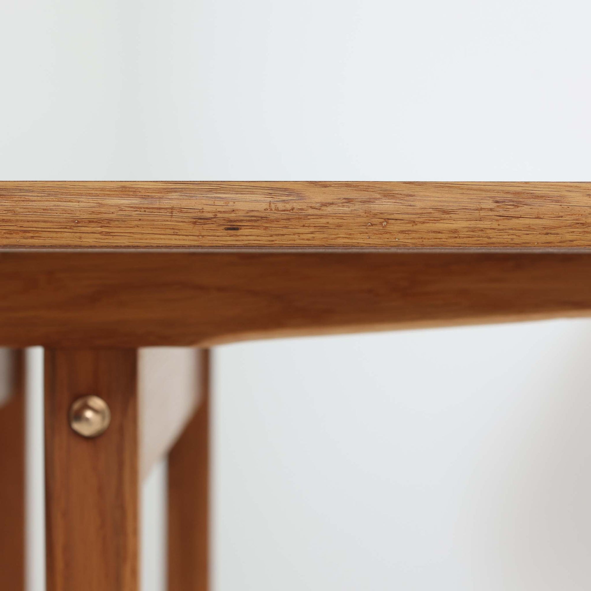 Borge Mogensenがデザインし、FDB Moblerが製作したダイニングテーブル「C18」です。オーク材を使用した天板は、明るく素朴な木目とやさしい質感が魅力で、北欧らしい温かみのある空間を演出します。T字型の脚部構造により安定感を確保しつつ、足元にゆとりを生む機能的な設計も特徴。天板は幅160cmとゆったりしたサイズ感で、ご家族での食事や来客時にも対応できる実用性の高い一台です。シンプルで飽きのこないフォルムは様々なチェアと調和し、長く愛用できる北欧ビンテージ家具ならではの魅力を備えています。