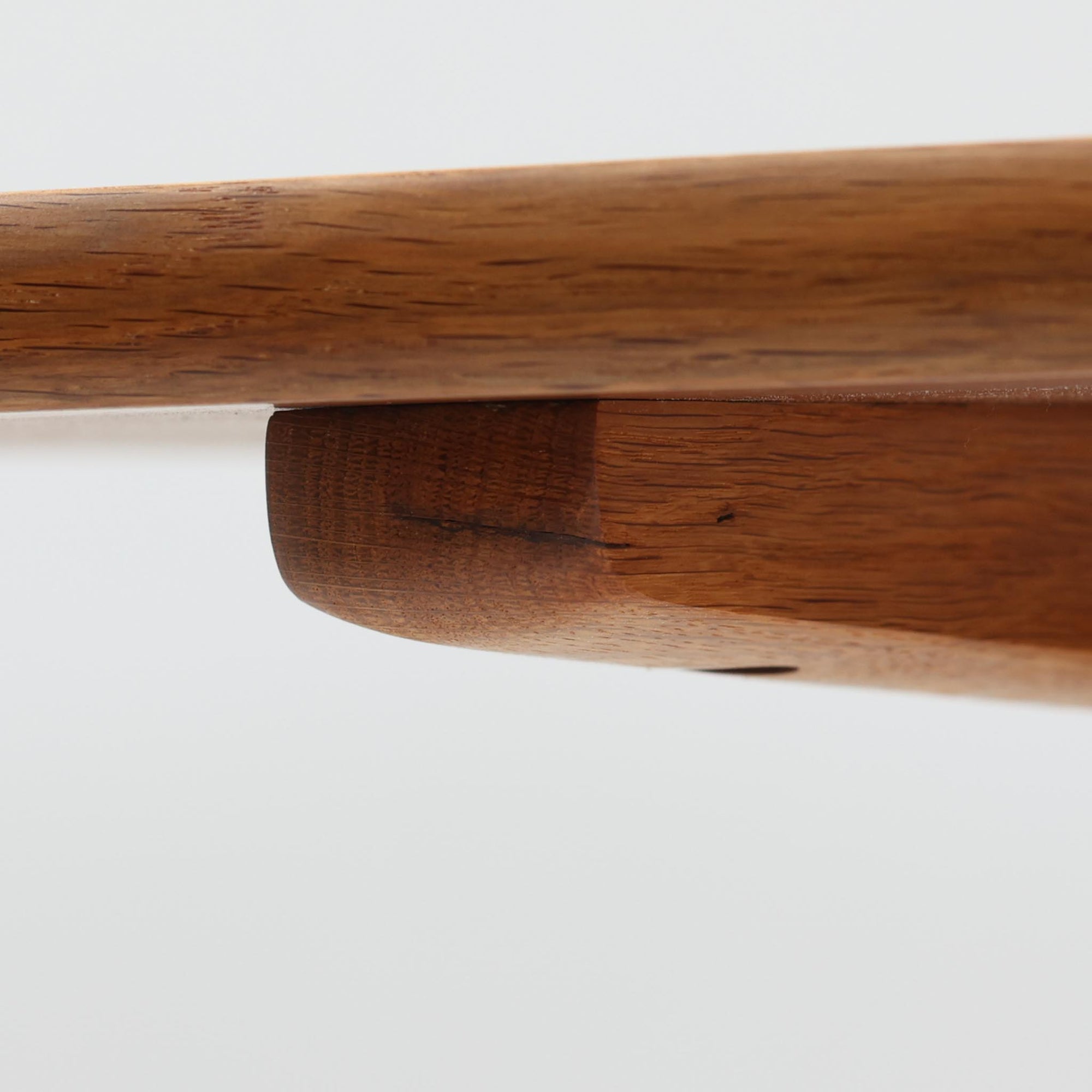 Borge Mogensenがデザインし、FDB Moblerが製作したダイニングテーブル「C18」です。オーク材を使用した天板は、明るく素朴な木目とやさしい質感が魅力で、北欧らしい温かみのある空間を演出します。T字型の脚部構造により安定感を確保しつつ、足元にゆとりを生む機能的な設計も特徴。天板は幅160cmとゆったりしたサイズ感で、ご家族での食事や来客時にも対応できる実用性の高い一台です。シンプルで飽きのこないフォルムは様々なチェアと調和し、長く愛用できる北欧ビンテージ家具ならではの魅力を備えています。