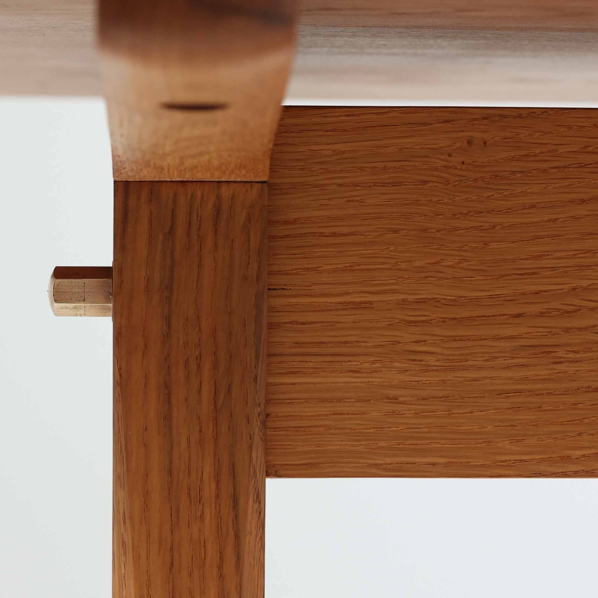 Borge Mogensenがデザインし、FDB Moblerが製作したダイニングテーブル「C18」です。オーク材を使用した天板は、明るく素朴な木目とやさしい質感が魅力で、北欧らしい温かみのある空間を演出します。T字型の脚部構造により安定感を確保しつつ、足元にゆとりを生む機能的な設計も特徴。天板は幅160cmとゆったりしたサイズ感で、ご家族での食事や来客時にも対応できる実用性の高い一台です。シンプルで飽きのこないフォルムは様々なチェアと調和し、長く愛用できる北欧ビンテージ家具ならではの魅力を備えています。