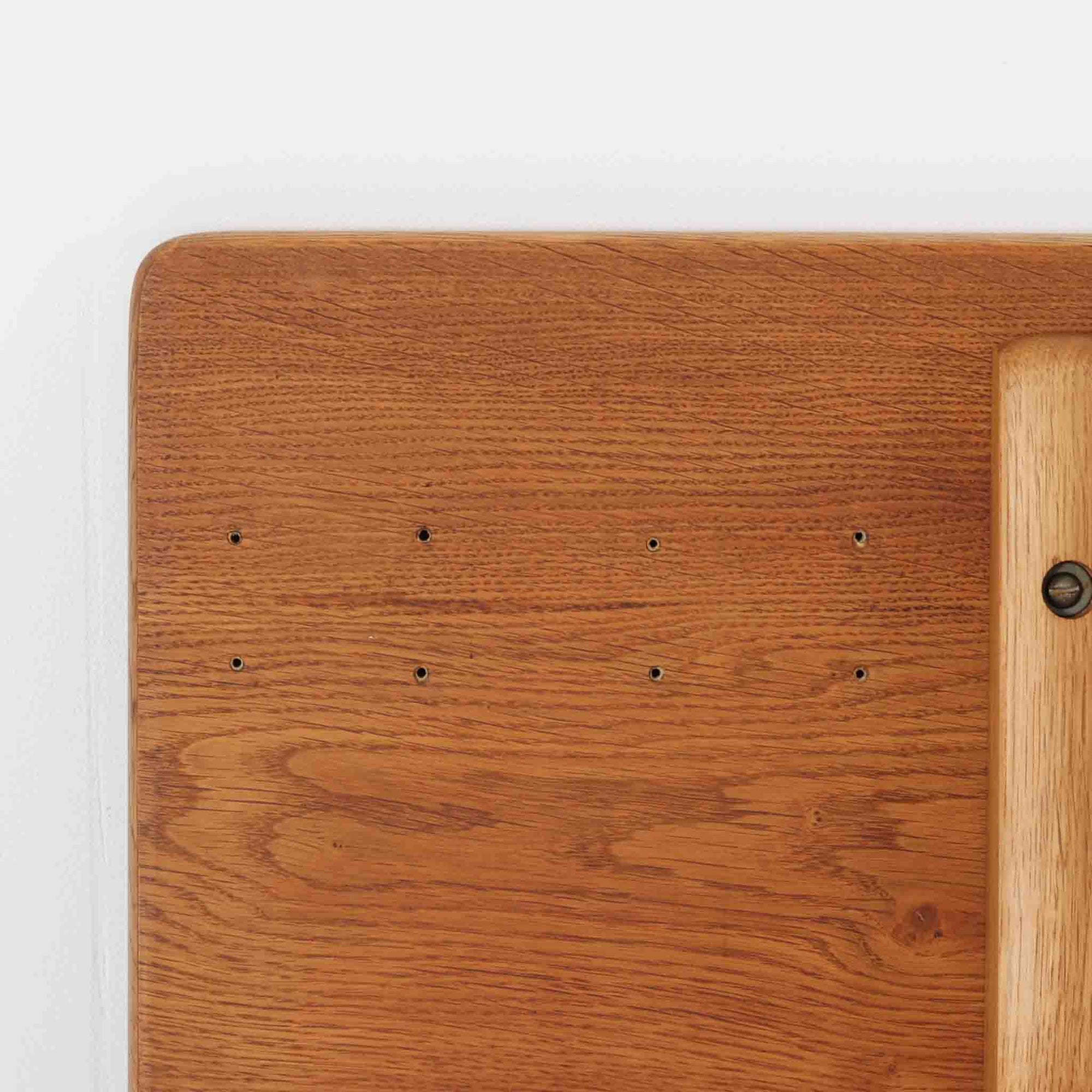 Borge Mogensenがデザインし、FDB Moblerが製作したダイニングテーブル「C18」です。オーク材を使用した天板は、明るく素朴な木目とやさしい質感が魅力で、北欧らしい温かみのある空間を演出します。T字型の脚部構造により安定感を確保しつつ、足元にゆとりを生む機能的な設計も特徴。天板は幅160cmとゆったりしたサイズ感で、ご家族での食事や来客時にも対応できる実用性の高い一台です。シンプルで飽きのこないフォルムは様々なチェアと調和し、長く愛用できる北欧ビンテージ家具ならではの魅力を備えています。