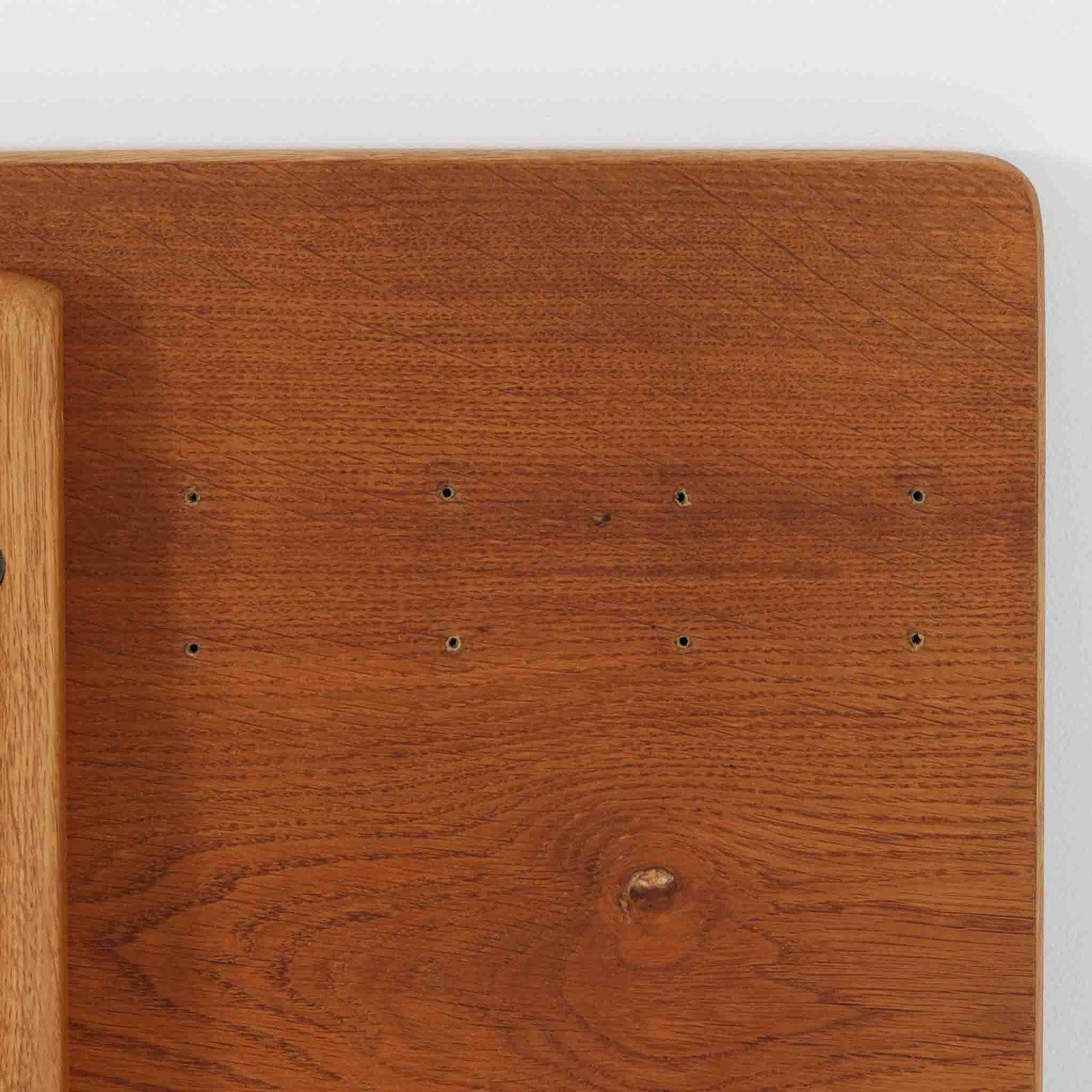 Borge Mogensenがデザインし、FDB Moblerが製作したダイニングテーブル「C18」です。オーク材を使用した天板は、明るく素朴な木目とやさしい質感が魅力で、北欧らしい温かみのある空間を演出します。T字型の脚部構造により安定感を確保しつつ、足元にゆとりを生む機能的な設計も特徴。天板は幅160cmとゆったりしたサイズ感で、ご家族での食事や来客時にも対応できる実用性の高い一台です。シンプルで飽きのこないフォルムは様々なチェアと調和し、長く愛用できる北欧ビンテージ家具ならではの魅力を備えています。