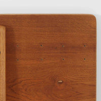 Borge Mogensenがデザインし、FDB Moblerが製作したダイニングテーブル「C18」です。オーク材を使用した天板は、明るく素朴な木目とやさしい質感が魅力で、北欧らしい温かみのある空間を演出します。T字型の脚部構造により安定感を確保しつつ、足元にゆとりを生む機能的な設計も特徴。天板は幅160cmとゆったりしたサイズ感で、ご家族での食事や来客時にも対応できる実用性の高い一台です。シンプルで飽きのこないフォルムは様々なチェアと調和し、長く愛用できる北欧ビンテージ家具ならではの魅力を備えています。