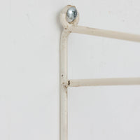 Nils Strinningがデザインし、String Design ABが製造したチーク材のウォールシェルフです。細身の金属製サイドフレームに3枚の木製棚板を組み合わせた軽快な構成で、圧迫感を抑えながら書籍や器、オブジェなどを美しく飾ることができます。棚板の位置を調整しやすい機能的な構造と、直線的で無駄のない造形は北欧らしい合理性を感じさせ、チーク材の経年による深い色合いと金属フレームの対比も魅力。リビングや書斎、店舗空間の壁面を有効に使える存在感ある一台です。