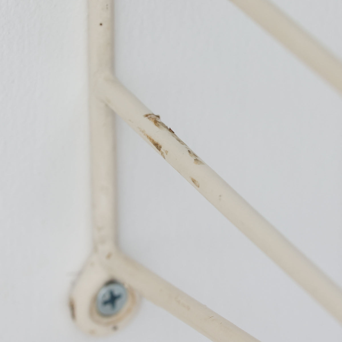 Nils Strinningがデザインし、String Design ABが製造したチーク材のウォールシェルフです。細身の金属製サイドフレームに3枚の木製棚板を組み合わせた軽快な構成で、圧迫感を抑えながら書籍や器、オブジェなどを美しく飾ることができます。棚板の位置を調整しやすい機能的な構造と、直線的で無駄のない造形は北欧らしい合理性を感じさせ、チーク材の経年による深い色合いと金属フレームの対比も魅力。リビングや書斎、店舗空間の壁面を有効に使える存在感ある一台です。