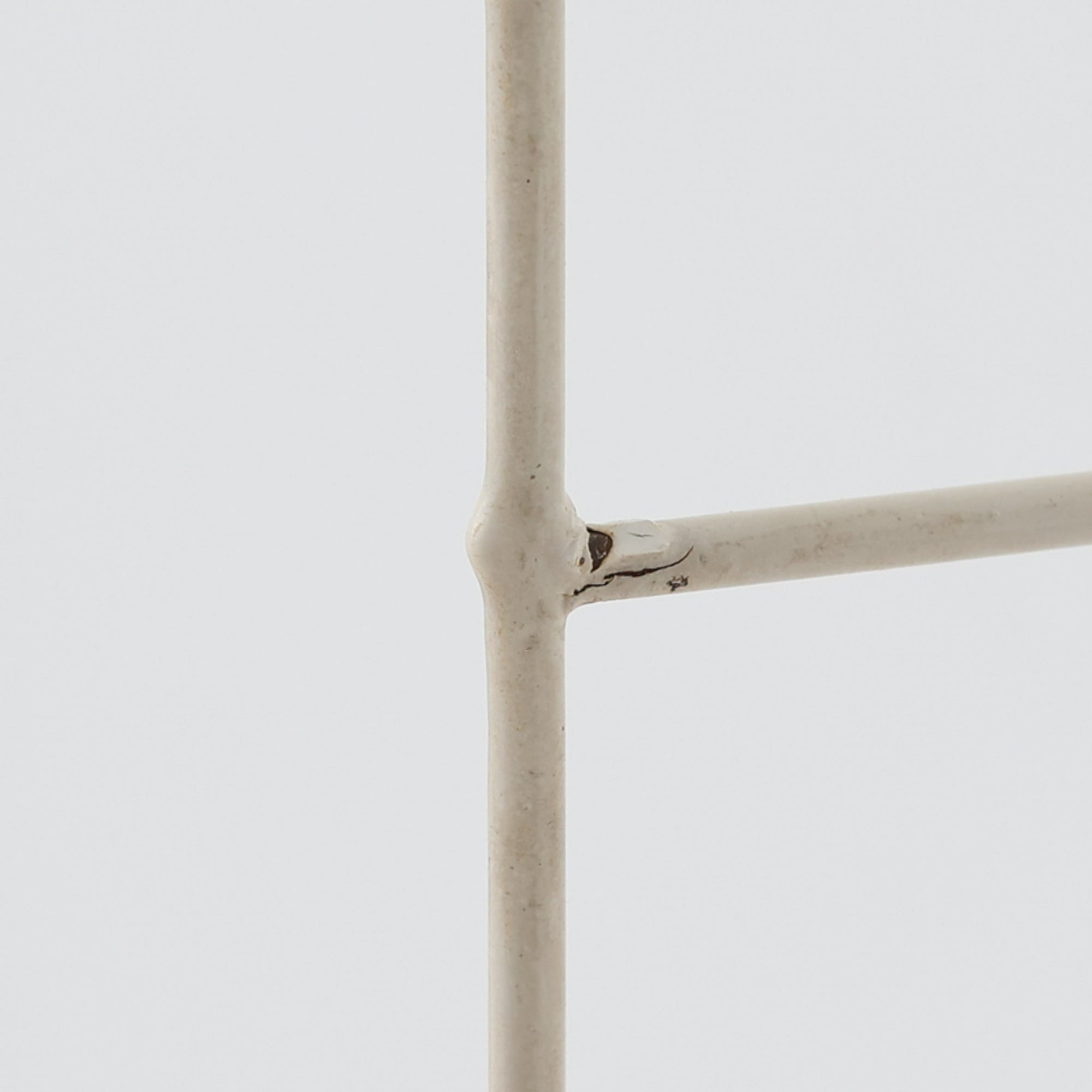 Nils Strinningがデザインし、String Design ABが製造したチーク材のウォールシェルフです。細身の金属製サイドフレームに3枚の木製棚板を組み合わせた軽快な構成で、圧迫感を抑えながら書籍や器、オブジェなどを美しく飾ることができます。棚板の位置を調整しやすい機能的な構造と、直線的で無駄のない造形は北欧らしい合理性を感じさせ、チーク材の経年による深い色合いと金属フレームの対比も魅力。リビングや書斎、店舗空間の壁面を有効に使える存在感ある一台です。