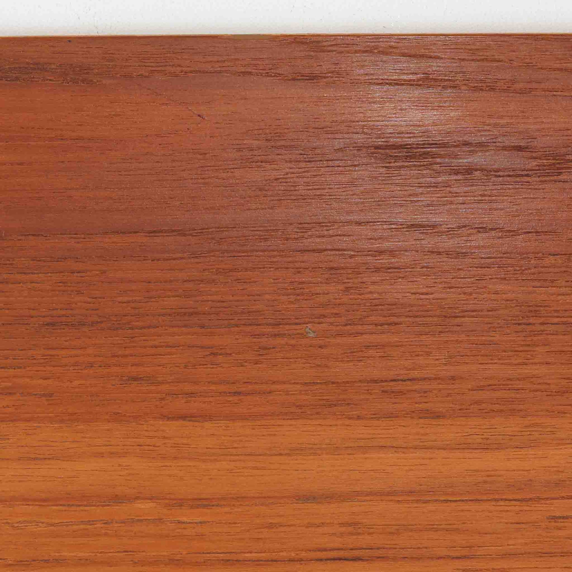 B. Fridhagenがデザインし、Bodaforsが製作したディスプレイシェルフです。チーク材ならではの美しい木目と経年で深みを増した艶やかな色合いが魅力で、上部のオープン棚と下部の引き戸収納を組み合わせた実用性の高い構成が北欧らしい機能美を感じさせます。幅90cmのすっきりとしたサイズは、書籍やオブジェ、器のディスプレイはもちろん、リビングや書斎での見せる収納と隠す収納を両立。細身の脚部が軽やかな印象を添え、Bodaforsらしい丁寧な木工技術とビンテージならではの希少性が空間に上質な存在感をもたらします。