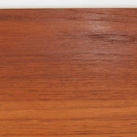 B. Fridhagenがデザインし、Bodaforsが製作したディスプレイシェルフです。チーク材ならではの美しい木目と経年で深みを増した艶やかな色合いが魅力で、上部のオープン棚と下部の引き戸収納を組み合わせた実用性の高い構成が北欧らしい機能美を感じさせます。幅90cmのすっきりとしたサイズは、書籍やオブジェ、器のディスプレイはもちろん、リビングや書斎での見せる収納と隠す収納を両立。細身の脚部が軽やかな印象を添え、Bodaforsらしい丁寧な木工技術とビンテージならではの希少性が空間に上質な存在感をもたらします。