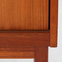 B. Fridhagenがデザインし、Bodaforsが製作したディスプレイシェルフです。チーク材ならではの美しい木目と経年で深みを増した艶やかな色合いが魅力で、上部のオープン棚と下部の引き戸収納を組み合わせた実用性の高い構成が北欧らしい機能美を感じさせます。幅90cmのすっきりとしたサイズは、書籍やオブジェ、器のディスプレイはもちろん、リビングや書斎での見せる収納と隠す収納を両立。細身の脚部が軽やかな印象を添え、Bodaforsらしい丁寧な木工技術とビンテージならではの希少性が空間に上質な存在感をもたらします。