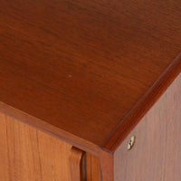 B. Fridhagenがデザインし、Bodaforsが製作したディスプレイシェルフです。チーク材ならではの美しい木目と経年で深みを増した艶やかな色合いが魅力で、上部のオープン棚と下部の引き戸収納を組み合わせた実用性の高い構成が北欧らしい機能美を感じさせます。幅90cmのすっきりとしたサイズは、書籍やオブジェ、器のディスプレイはもちろん、リビングや書斎での見せる収納と隠す収納を両立。細身の脚部が軽やかな印象を添え、Bodaforsらしい丁寧な木工技術とビンテージならではの希少性が空間に上質な存在感をもたらします。