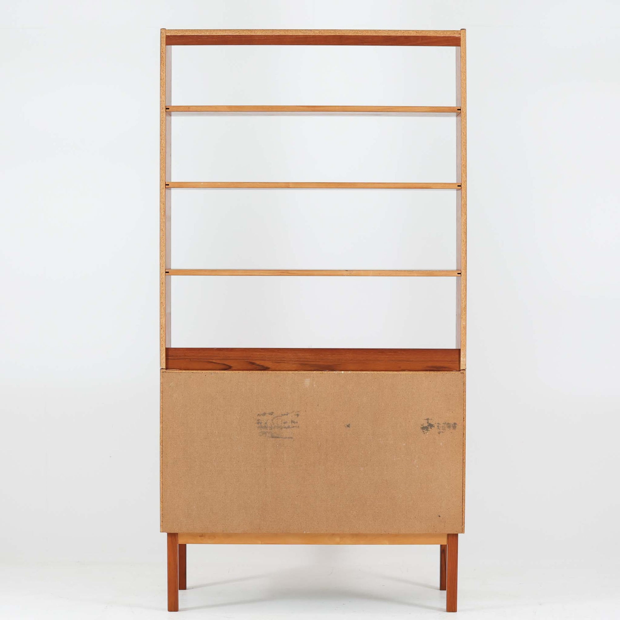 B. Fridhagenがデザインし、Bodaforsが製作したディスプレイシェルフです。チーク材ならではの美しい木目と経年で深みを増した艶やかな色合いが魅力で、上部のオープン棚と下部の引き戸収納を組み合わせた実用性の高い構成が北欧らしい機能美を感じさせます。幅90cmのすっきりとしたサイズは、書籍やオブジェ、器のディスプレイはもちろん、リビングや書斎での見せる収納と隠す収納を両立。細身の脚部が軽やかな印象を添え、Bodaforsらしい丁寧な木工技術とビンテージならではの希少性が空間に上質な存在感をもたらします。