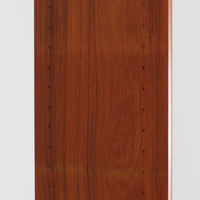 B. Fridhagenがデザインし、Bodaforsが製作したディスプレイシェルフです。チーク材ならではの美しい木目と経年で深みを増した艶やかな色合いが魅力で、上部のオープン棚と下部の引き戸収納を組み合わせた実用性の高い構成が北欧らしい機能美を感じさせます。幅90cmのすっきりとしたサイズは、書籍やオブジェ、器のディスプレイはもちろん、リビングや書斎での見せる収納と隠す収納を両立。細身の脚部が軽やかな印象を添え、Bodaforsらしい丁寧な木工技術とビンテージならではの希少性が空間に上質な存在感をもたらします。