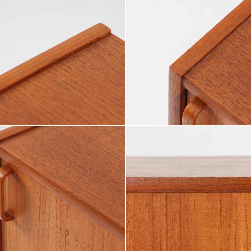 B. Fridhagenがデザインし、Bodaforsが製作したディスプレイシェルフです。チーク材ならではの美しい木目と経年で深みを増した艶やかな色合いが魅力で、上部のオープン棚と下部の引き戸収納を組み合わせた実用性の高い構成が北欧らしい機能美を感じさせます。幅90cmのすっきりとしたサイズは、書籍やオブジェ、器のディスプレイはもちろん、リビングや書斎での見せる収納と隠す収納を両立。細身の脚部が軽やかな印象を添え、Bodaforsらしい丁寧な木工技術とビンテージならではの希少性が空間に上質な存在感をもたらします。